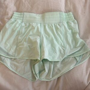 Lululemon hotty hots. Never worn. Size 6. Length 2.5. High waisted
